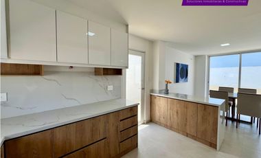 Casa terminada, por estrenar dentro de Urbanización, Sur de Manta.