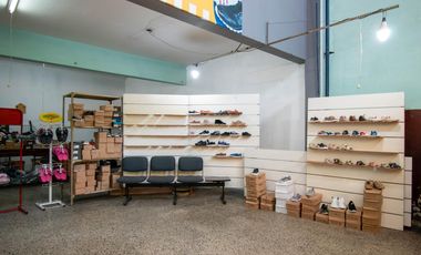 Galpón en Venta con Departamento en Planta Alta.