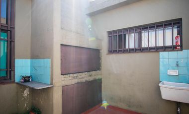 Galpón en Venta con Departamento en Planta Alta.