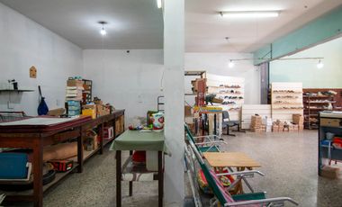 Galpón en Venta con Departamento en Planta Alta.