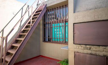 Galpón en Venta con Departamento en Planta Alta.