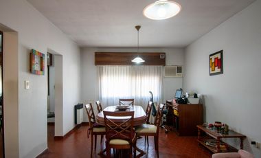Galpón en Venta con Departamento en Planta Alta.
