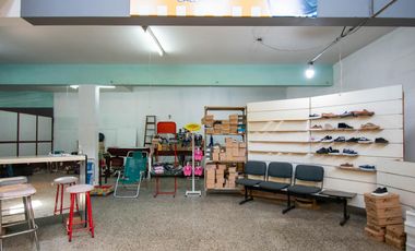 Galpón en Venta con Departamento en Planta Alta.