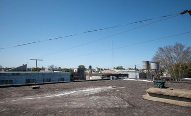 Galpón en Venta con Departamento en Planta Alta.