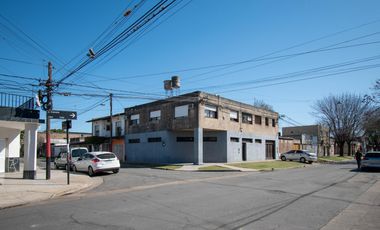 Galpón en Venta con Departamento en Planta Alta.