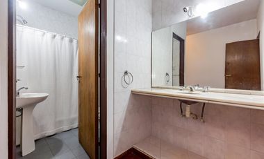 Galpón en Venta con Departamento en Planta Alta.