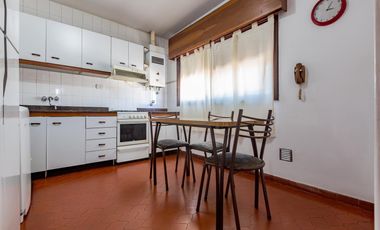 Galpón en Venta con Departamento en Planta Alta.