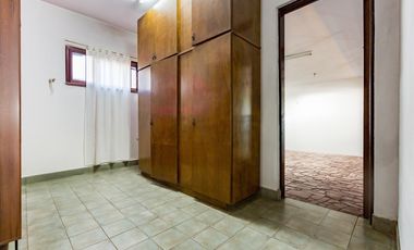 Galpón en Venta con Departamento en Planta Alta.