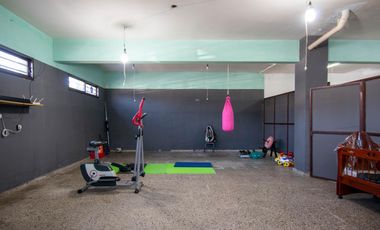Galpón en Venta con Departamento en Planta Alta.