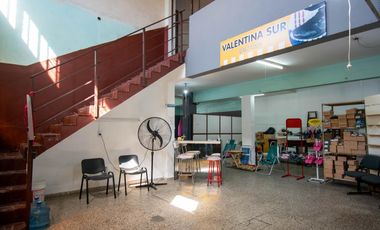 Galpón en Venta con Departamento en Planta Alta.