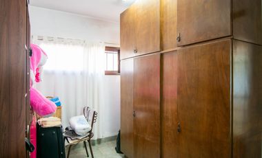 Galpón en Venta con Departamento en Planta Alta.