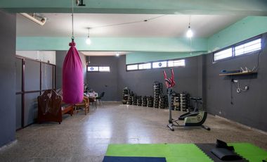 Galpón en Venta con Departamento en Planta Alta.
