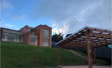 ALQUILO CASA MACADAMIA EN LA CALERA.