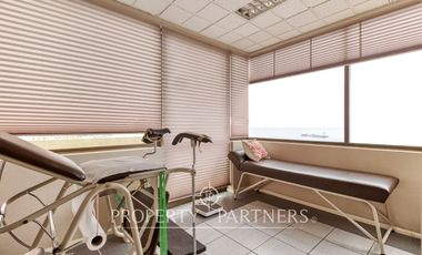 Se vende planta completa para consultas médicas u oficinas.