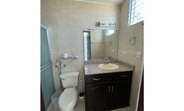 SE ALQUILA APARTAMENTO AMOBLADO EN ALTOS DEL GOLF