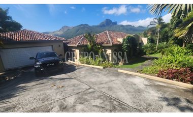 Se Vende Casa con impresionantes Vistas en Altos del Maria
