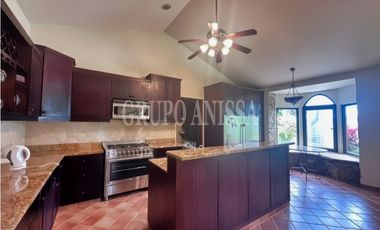 Se Vende Casa con impresionantes Vistas en Altos del Maria