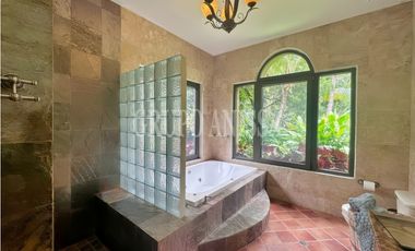 Se Vende Casa con impresionantes Vistas en Altos del Maria