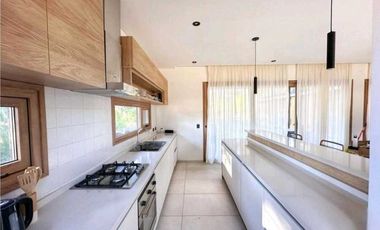 BARRIO PIONEROS PINAMAR- CASA DE CATEGORIA