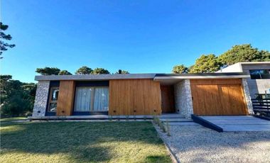 BARRIO PIONEROS PINAMAR- CASA DE CATEGORIA