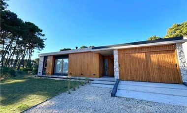 BARRIO PIONEROS PINAMAR- CASA DE CATEGORIA