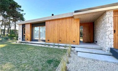 BARRIO PIONEROS PINAMAR- CASA DE CATEGORIA