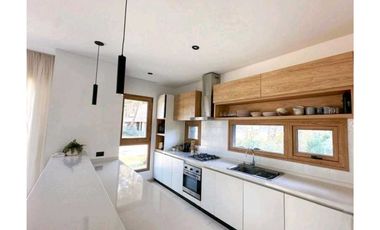 BARRIO PIONEROS PINAMAR- CASA DE CATEGORIA