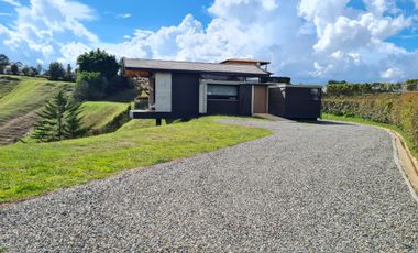 Vendo casa en el peñol con acceso al embalse