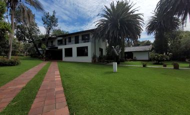 Amplia Quinta en Venta de 2 hectáreas, con seguridad y áreas comunales, sector la Armenia, Quito