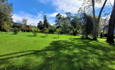 Amplia Quinta en Venta de 2 hectáreas, con seguridad y áreas comunales, sector la Armenia, Quito