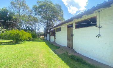 Amplia Quinta en Venta de 2 hectáreas, con seguridad y áreas comunales, sector la Armenia, Quito