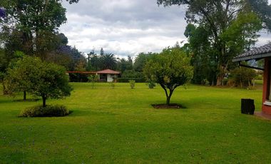 Amplia Quinta en Venta de 2 hectáreas, con seguridad y áreas comunales, sector la Armenia, Quito