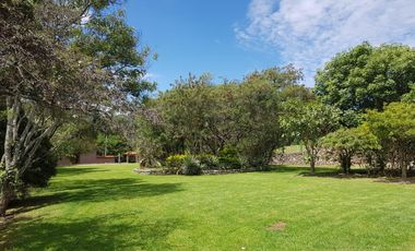 Amplia Quinta en Venta de 2 hectáreas, con seguridad y áreas comunales, sector la Armenia, Quito