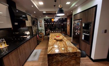 Casa exclusiva en venta con 4 dormitorios, dentro de urbanización privada Valle de los Chillos