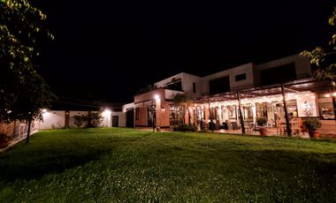 Casa exclusiva en venta con 4 dormitorios, dentro de urbanización privada Valle de los Chillos