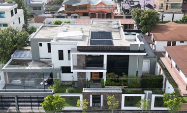 Casa exclusiva en venta con 4 dormitorios, dentro de urbanización privada Valle de los Chillos