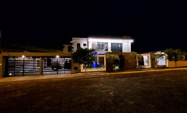 Casa exclusiva en venta con 4 dormitorios, dentro de urbanización privada Valle de los Chillos