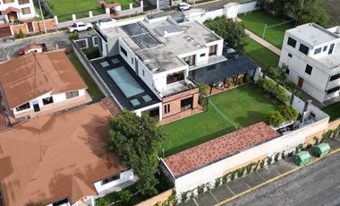 Casa exclusiva en venta con 4 dormitorios, dentro de urbanización privada Valle de los Chillos