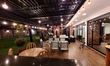 Casa exclusiva en venta con 4 dormitorios, dentro de urbanización privada Valle de los Chillos