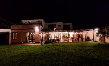 Casa exclusiva en venta con 4 dormitorios, dentro de urbanización privada Valle de los Chillos