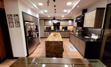 Casa exclusiva en venta con 4 dormitorios, dentro de urbanización privada Valle de los Chillos