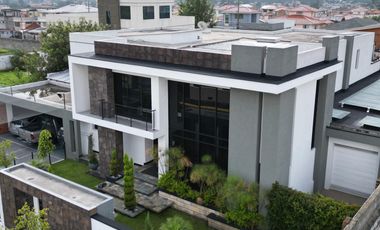 Casa exclusiva en venta con 4 dormitorios, dentro de urbanización privada Valle de los Chillos