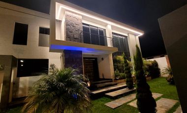 Casa exclusiva en venta con 4 dormitorios, dentro de urbanización privada Valle de los Chillos