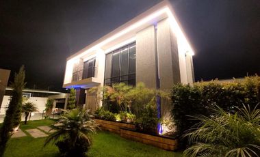 Casa exclusiva en venta con 4 dormitorios, dentro de urbanización privada Valle de los Chillos