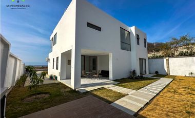 CASA EN VENTA EN EXCLUSIVA URBANIZACIÓN MARINA BLUE, MANTA