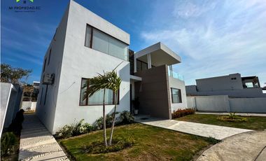 CASA EN VENTA EN EXCLUSIVA URBANIZACIÓN MARINA BLUE, MANTA