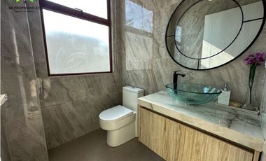 CASA EN VENTA EN EXCLUSIVA URBANIZACIÓN MARINA BLUE, MANTA