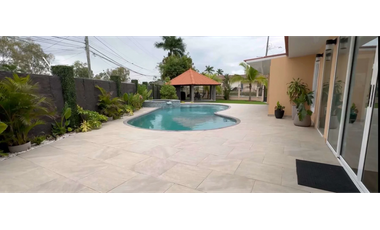 VILLA LUCRE / ALTOS DE SAN RAFAEL / 521 M2 / 3 HABITACION / PISCINA