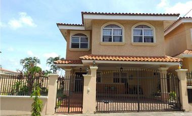 Venta de casa en Altos del Bosque (El Doral) GTA