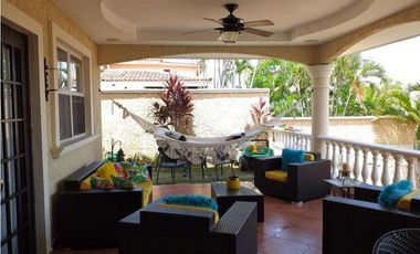 Venta de casa en Altos del Bosque (El Doral) GTA